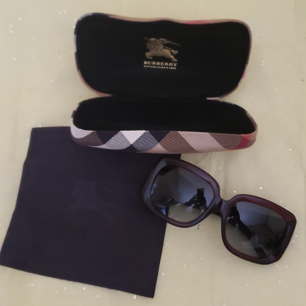 🌄Burberry Sun Glasses🌄